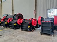 Concasseur à mâchoires diesel HongXing de petite capacité (13-35 T/h) pour pierres et roches, avec roulement moteur, haute productivité
