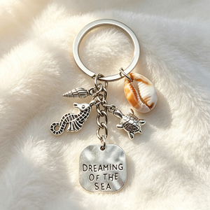 Llavero con Temática Oceánica, Etiqueta Cuadrada Grabada con la Frase "Dreaming of the Sea" y Dijes de Caballito de Mar y Concha de Tortuga para Amantes de la Playa - Product Image 1