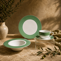 Vaisselle en céramique JQY, fournitures OEM, assiettes à dîner personnalisées avec bordure verte, collection en gros, vaisselle en porcelaine pour restaurants