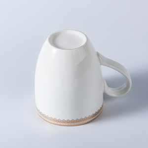 <span class=keywords><strong>Mug</strong></span> en porcelaine blanche avec logo en relief, poignée bon marché, élégant, personnalisé, pour voyage, coffret cadeau, <span class=keywords><strong>grand</strong></span> <span class=keywords><strong>mug</strong></span> en céramique de 400 ml avec bord doré, Shenzhen - Product Image 4