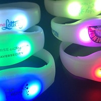 Bracelet LED en silicone lumineux à logo personnalisé, activé par le son et le mouvement, multicolore pour concert, fête, mariage, bar, événement