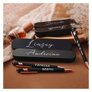 ปากกาสไตลัสโลโก้แบบกำหนดเองจำนวนมาก ปากกาลูกลื่นโลหะพิมพ์ลายพร้อมชื่อย่อ ของขวัญวันครบรอบแต่งงานสำหรับเพื่อนเจ้าสาว - Product Image 1