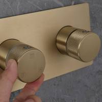 Huagao JK0246 Ensemble de robinetterie de douche électrique carrée de luxe moderne pour salle de bain, garantie 5 ans, double poignée, finition or brossé, douche pluie encastrée