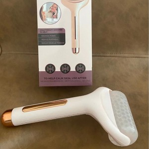 ลูกกลิ้งทำน้ำแข็งแบบพกพาสำหรับการดูแลผิวและการยกกระชับเครื่องนวดมือถือสีชมพู ABS เพื่อการกระชับและทำความสะอาดพื้นผิว - Product Image 2