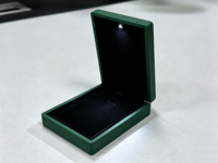 Boîte à pendentif LED vert foncé en gros, boîte à bijoux LED vert foncé, collier LED personnalisable avec logo