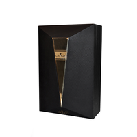 Caja de vino rectangular de papel de polipiel con revestimiento UV con tapa abatible y cierre magnético para regalar whisky