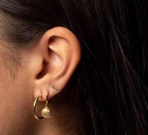 Pendientes de aro de concha delicada, aretes bohemios, Huggie, aros pequeños, Concha pequeña, aros dorados, joyería de playa de verano - Product Image 3