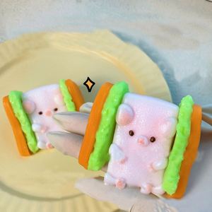 Jouet Squishy Créatif Cochon Sandwich 6cm en TPR, Doux, Collant et Épais, pour Enfants de 5-7 Ans, Anti-Stress et Relaxant, Idéal comme Cadeau - Product Image 1