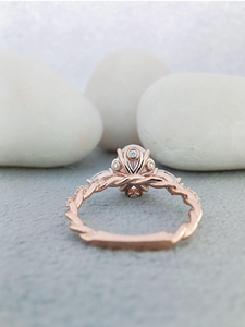 Bague de fiançailles et de mariage de luxe en or rose 14 carats avec trois diamants ovales de 2 carats cultivés en laboratoire, qualité VVS - Product Image 4