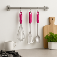 Barre de rangement murale pour cuisine avec 5 crochets métalliques chromés, design contemporain, multifonction, installation facile, organisateur tubulaire