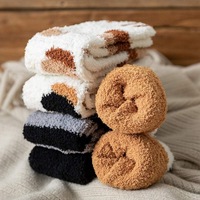 Chaussettes en peluche pour femmes, motif pattes de chien et de chat, chaudes et épaisses, pour l'automne et l'hiver, confortables et polyvalentes, pour la maison, en polaire corail, mignonnes