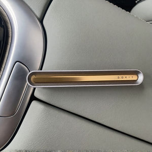 Diffuseur d'aromathérapie de luxe en noyer et métal pour voiture, fixation sur grille d'aération, désodorisant avec éclairage d'ambiance, parfum lavande longue durée - Product Image 3