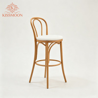 Chaise de bar Thonet Solnet en bois naturel, dossier rond, tabouret de bar haut en bois courbé, coussin blanc, location pour mariage, cocktail, fête, événement