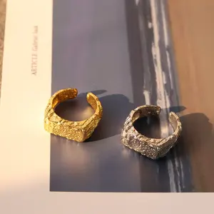 Chris April позолоченное неровное кольцо с текстурой, багетное кольцо, 925 стерлингового серебра