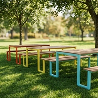 Table de pique-nique d'extérieur utilisée comme table d'art et table colorée pour la formation en maternelle et en école primaire, sûre et écologique