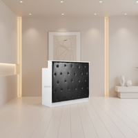 Comptoir de réception et de caisse noir, au design moderne et minimaliste intégrant l'équipement de salon dans un style européen