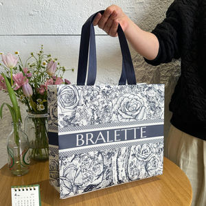 กระเป๋าถือแฟชั่นแบบไม่ถักทอ พิมพ์โลโก้ตามสั่ง สำหรับร้านเสื้อผ้าระดับไฮเอนด์ ถุงช้อปปิ้งเคลือบลามิเนต บรรจุภัณฑ์เสื้อผ้าสตรี ผลิตในจีน - Product Image 6