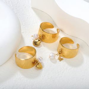 Ensemble de bagues épaisses en acier inoxydable plaqué or 18 carats, texturées, larges, ouvertes, avec breloques perle, cœur, coquillage et papillon - Product Image 1