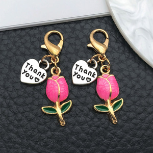 Porte-clés esthétique en émail rose avec breloque cœur tulipe et lettre, pendentif floral pour sac avec fermoir mousqueton, petit cadeau créatif pour elle - Product Image 1