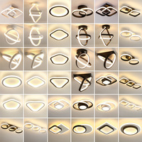 Plafonnier LED géométrique moderne en or avec anneaux entrelacés en acrylique pour salon