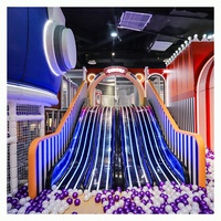 Structure de jeu intérieure combinant fosse à balles et parcours d'obstacles