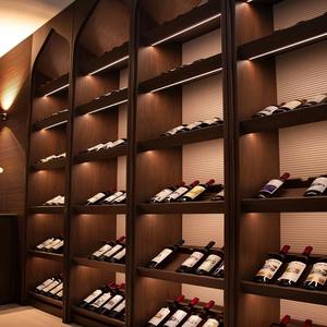 أثاث منزلي سليملاين ، قبو نبيذ زجاجي بزاوية مع إضاءة للاستخدام تحت الدرج في غرفة المعيشة - Product Image 4