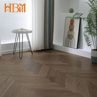 Parquet en chêne contrecollé écologique, design moderne et artistique, motif feuille, raclé à la main, sur mesure de luxe pour villa