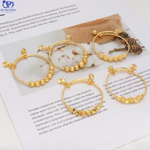 Bracelet jonc de mariage en or plaqué 24 carats sculpté, design simple, pour femme - Vente en gros de bijoux fins - Product Image 2