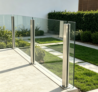 Poteau de balustrade carré contemporain en acier inoxydable avec supports pour panneaux de verre pour projets d'escaliers, de balcons et de terrasses