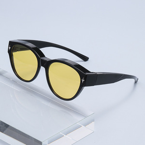 Gafas de Sol Modernas con Marco Negro de PC, Protección UV400, Tipo 3 Lentes, Unisex, Diseño Ligero para Conducir y Uso Diario - Product Image 4
