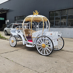 Charrette électrique en forme de citrouille sphérique blanche et dorée avec auvent à pompons en fer en forme de cœur et double couronne dorée pour le transport de la mariée. - Product Image 2