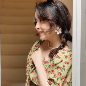 Boucles d'oreilles clous pour femme en plaqué or 14 carats avec pétales de fleurs et fausses perles, forme irrégulière blanche - Product Image 2