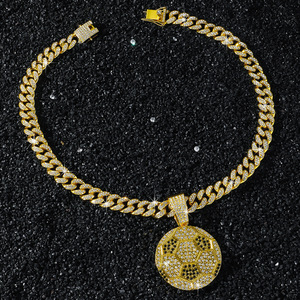 สร้อยคอจี้รูปทรงฟุตบอลดีไซน์ยอดนิยมขายดีปี 2026 สไตล์ฮิปฮอปสำหรับผู้ชาย สร้อยคอโลหะผสม เครื่องประดับแฟชั่น ขายส่ง - Product Image 4