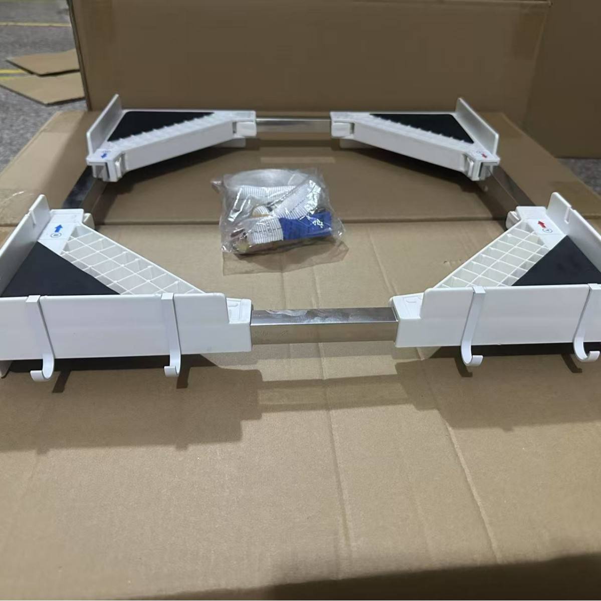 สีขาวขนาดเล็กพร้อมตะขอ