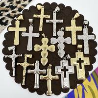 Collection de pendentifs croix multi-styles en micro-pavé CZ, avec pierres colorées en forme de cœur, design corde texturée, bambou et os, empilables