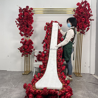SMOOTH Arrangement floral artificiel de roses rouges en soie, style 'Explosive Models', chemin de table long rouge pour la décoration d'événements de mariage