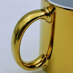 Taza de Viaje de Cerámica Chapada en Oro/Plata de 11 oz - Diseño Minimalista con Agarre, Regalo Empresarial - Product Image 4