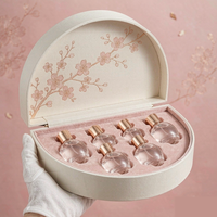 Coffret Cadeau Parfum Coque en Papier Texturé Crème Semi-circulaire avec Insert Rose Flocqué Intérieur Fleur de Cerisier Doré Rose 6 Pièces