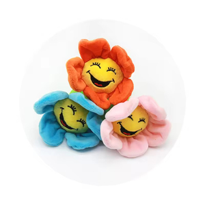 ของเล่นสุนัขแบบมีเสียง ตุ๊กตาดอกทานตะวันยิ้มแย้ม ปักลายได้ มีสามสีให้เลือก ผลิตจากโรงงานขายส่ง - Product Image 1