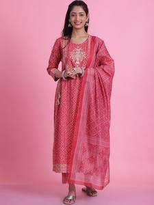 Kurta de lentejuelas regulares bordadas con motivos étnicos para mujer con pantalones y con Dupatta - Product Image 3