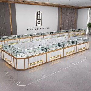 Vetrina da Banco Personalizzata in Vetro e Oro per Esposizione Elegante di Gioielli, Giada, Argento e Orologi in Negozio con Raffinato Supporto Dorato - Product Image 5