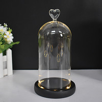 Dôme en verre de fleurs fraîches conservées par cylindre rond antique clair pour la décoration avec base en bois de liège