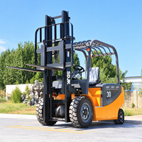 Chariot élévateur électrique à quatre roues de 3 tonnes, alimenté par batterie au lithium, pour entrepôt, avec conducteur à bord