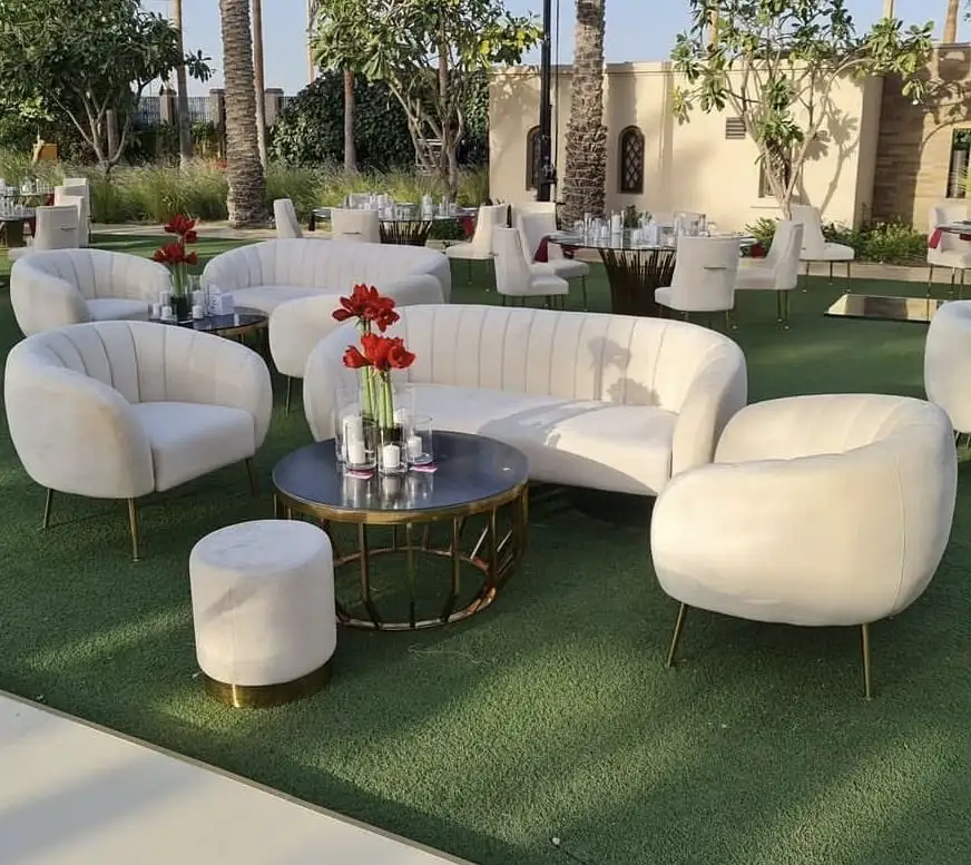 Modernes Neues Design Luxuscouch mit Messingbeinen Chesterfield Plüsch weißes Sofa aus Samt für Wohnzimmermöbel