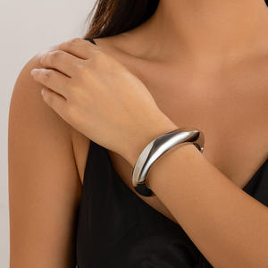 2025 nouveaux bracelets géométriques de Style Punk unisexe en alliage à la mode de haute qualité (zinc) bracelets de bijoux pour les occasions de fête - Product Image 3