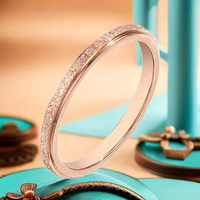 Bague en or rose avec perle de sable et boîtes à bijoux personnalisées et cartes de remerciement avec logo, livraison directe