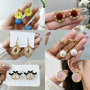 Nouvelles boucles d'oreilles pour femmes, style coréen, <span class=keywords><strong>perles</strong></span>, design simple et distinctif, haute qualité, vente en gros - Product Image 1