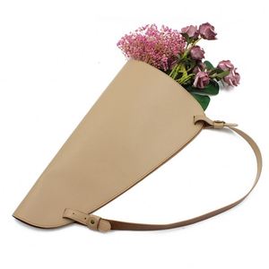 Sac fourre-tout en cuir PU durable et tendance en forme de cône pour bouquets, avec bandoulière, réutilisable, pour mariages et cadeaux - Product Image 2