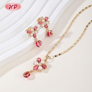 Collection de bijoux en laiton plaqué or 18 carats avec perles et fleurs pour femmes, vente en gros, boucles d'oreilles et collier - Product Image 6