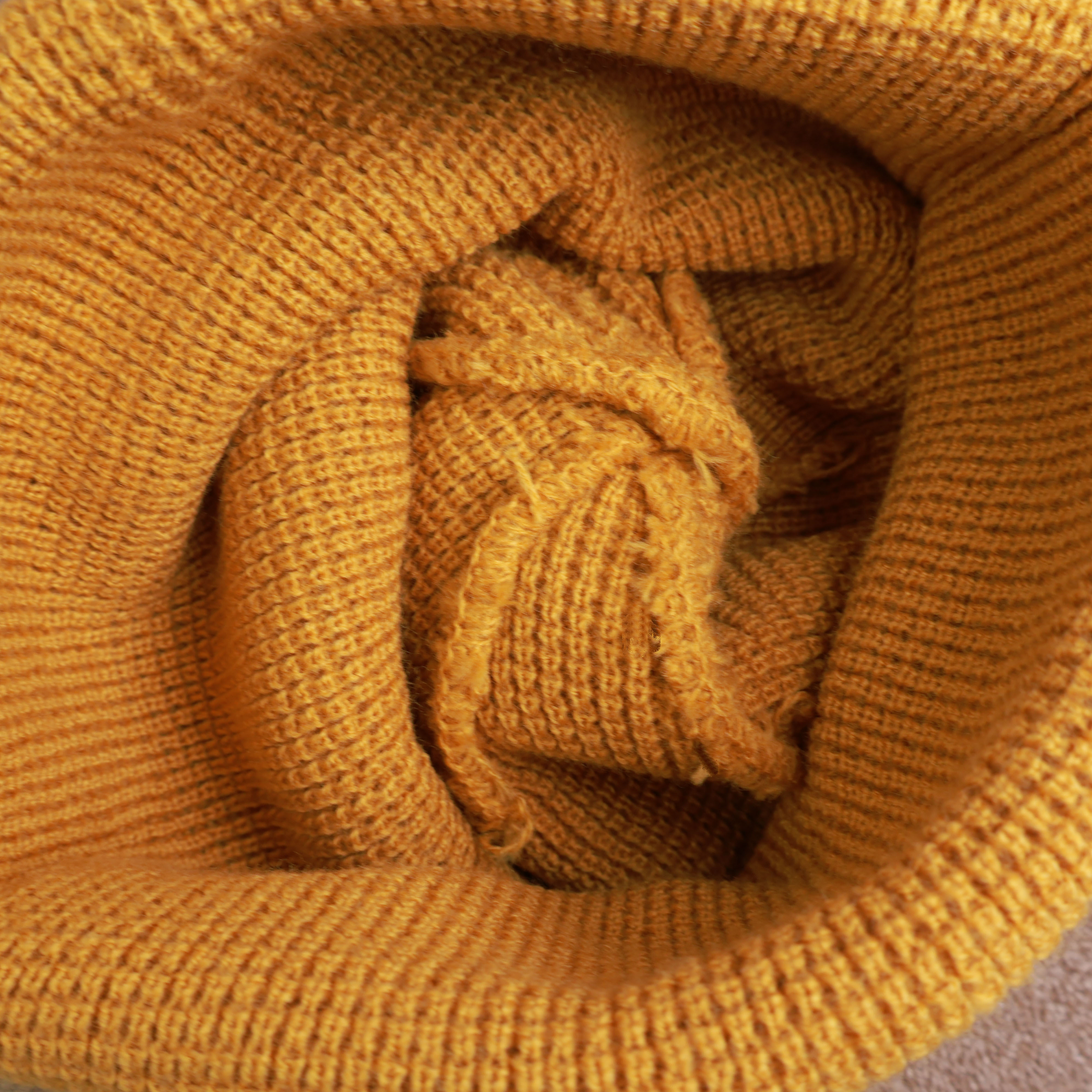 Rolled brim design of knitted skullcap